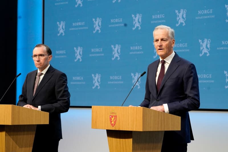 Norwegian Foreign Minister Espen Barth Eide (L) and Prime Minister Jonas Gahr Store hold a press conference to announce that the government will recognize Palestine as an independent state from 28 May 2024. Erik Flaaris Johansen/NTB/dpa