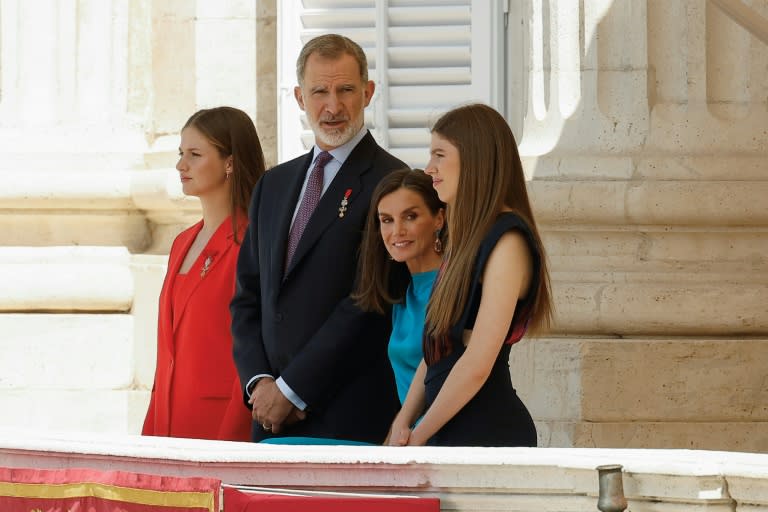 Le roi d'Espagne Felipe VI et la reine Letizia entourés par leurs filles, Leonor (G) et Sofia (D), au balcon du Palais royal à Madrid le 19 juin 2024 (Juan Medina)