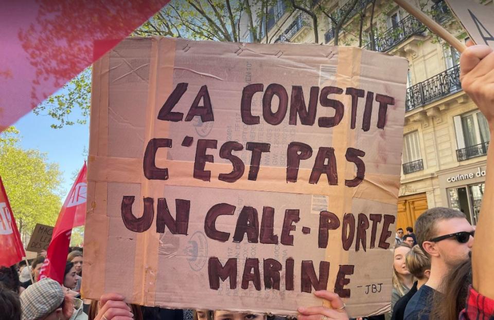 <p>"La constit' c'est pas un cale-porte Marine"</p> 