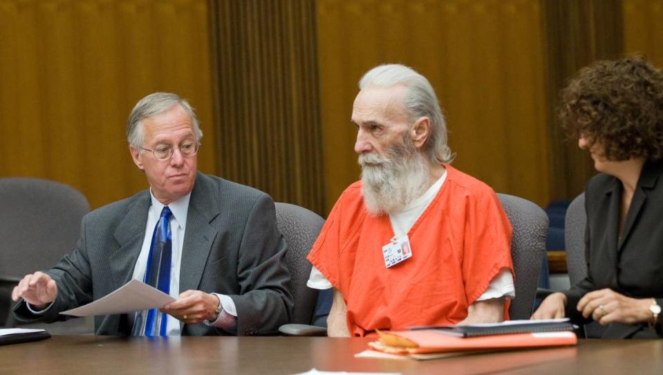 The so-called “I-5 Strangler” Roger Reece Kibbe appears in court with San Joaquin County Deputy Public Defender Miriam Lyell, right and Jan Karowsky, in September 2009. Kibbe, 81, was strangled to death in his cell at Mule Creek State Prison in March 2021. Another inmate, Jason Budrow, was later convicted in the killing. Craig Sanders/The Stockton Record