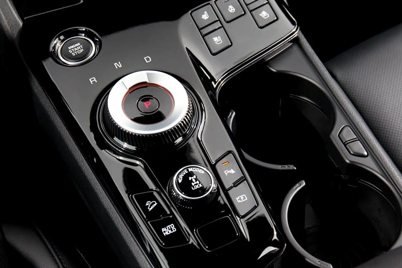 E-Shift電子旋鈕排檔系統，讓中控台鞍部視覺感受更加清爽俐落。