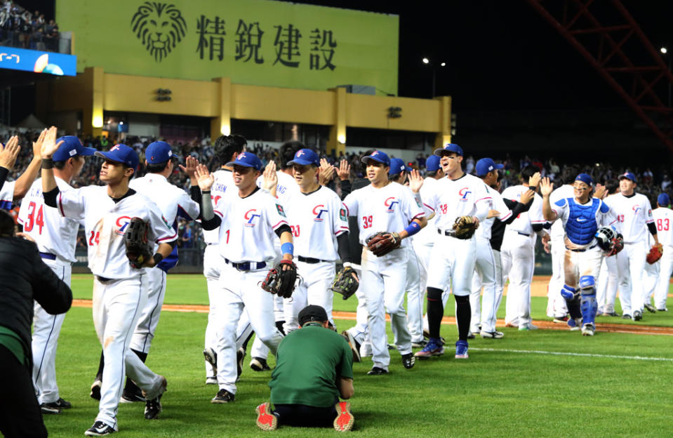 WBC棒球經典賽11日中華台北對戰荷蘭，終場中華隊以9:5打敗荷蘭隊，球員在場中擊掌慶祝勝利。（鄭任南攝）