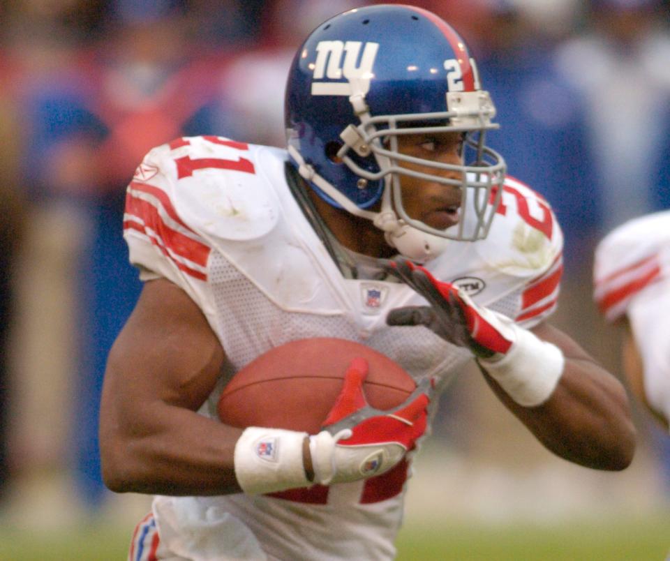 Tiki Barber playing football