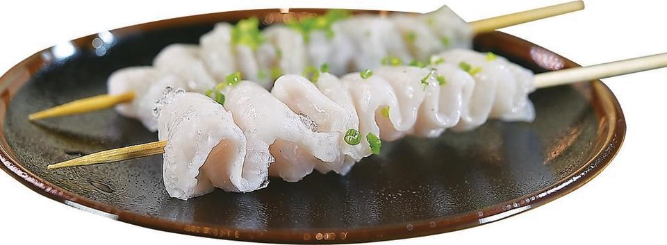 形似串燒〈雞腸串〉或迷你〈韓國魚糕棒〉的〈比目魚鮨邊肉串〉，可以在火鍋內涮熟後享用。圖／姚舜