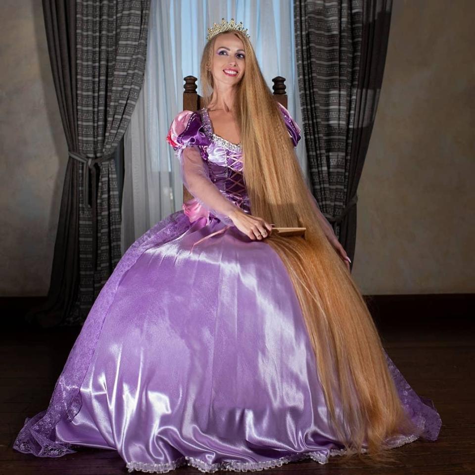 艾萊娜打扮成迪士尼動畫《魔髮奇緣》中的長髮公主，獲網友盛讚神還原。（翻攝艾萊娜IG）