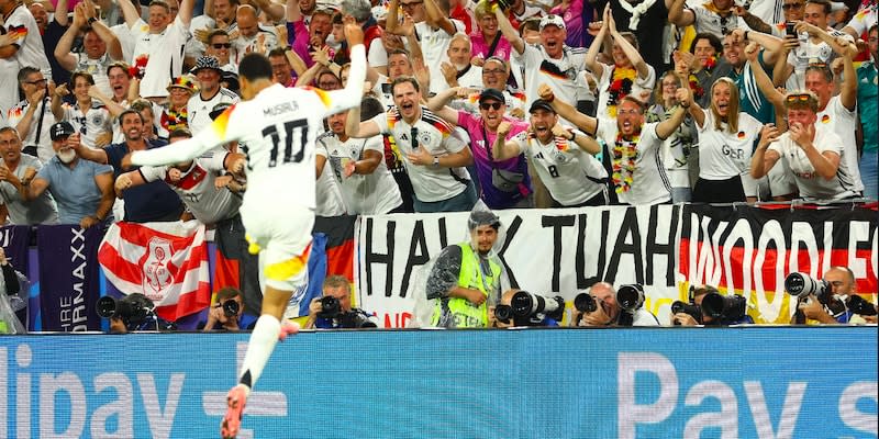 Jamal Musiala feiert vor den Fans seinen Treffer gegen Dänemark<span class="copyright">IMAGO/Shutterstock</span>