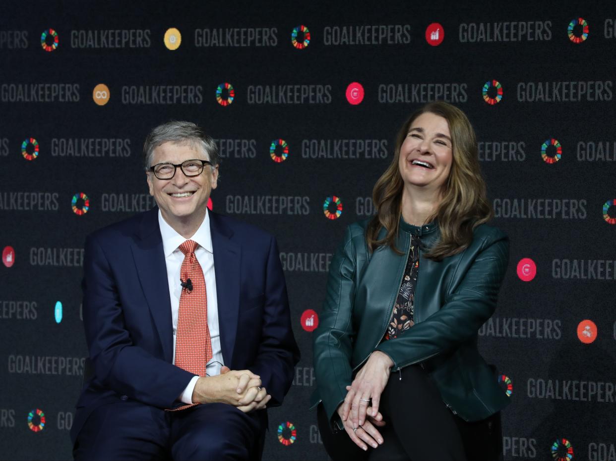 Bill Gates y su esposa Melinda Gates hablan en el Lincoln Center en 2018 (AFP via Getty Images)