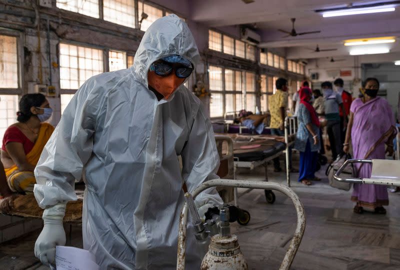 Wider Image: Last doctor standing: Pandemic pushes Indian hospital to brink