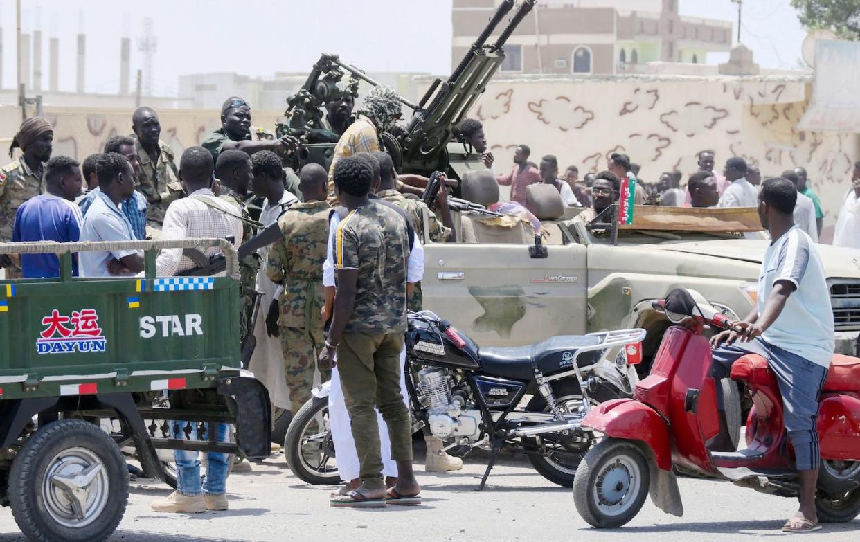 Sudan army soldiers are fighting a rival paramilitary group. <a href="https://www.gettyimages.com/detail/news-photo/sudanese-greet-army-soldiers-loyal-to-army-chief-abdel-news-photo/1251884288?adppopup=true" rel="nofollow noopener" target="_blank" data-ylk="slk:AFP via Getty Images;elm:context_link;itc:0;sec:content-canvas" class="link ">AFP via Getty Images</a>
