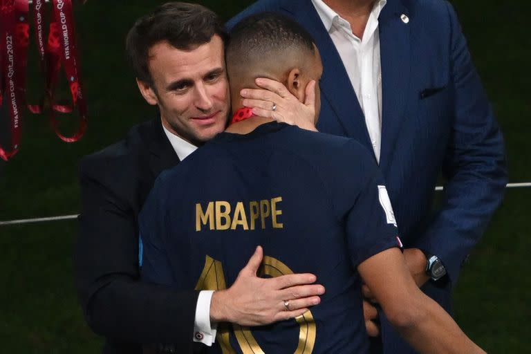 El presidente francés, Emmanuel Macron, consuela a Kylian Mbappé tras la derrota del seleccionado galo por penales ante Argentina en la final del Mundial de Qatar