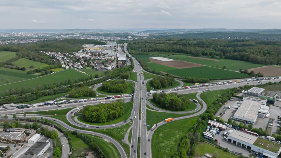 Deutschland, Land der Ordnung: Blick von einer Drohne auf ein Autobahnkreuz in Hessen. (Bild: ZDF/Screenshot Drohne)