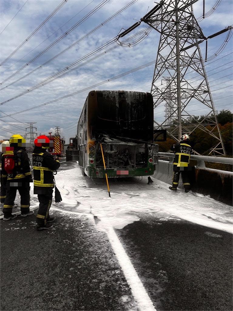 快新聞／校外教學包遊覽車出意外！國3沙鹿段火燒車「32名師生緊急疏散」