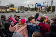 <p>Counter-protestors demonstrate during a “White Lives Matter” rally on Oct. 28, 2017 in Shelbyville, Tenn. (Photo: Joe Buglewicz/Getty Images) </p>