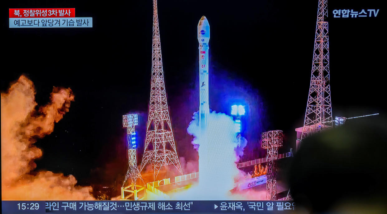 La télé sud-coréenne diffuse des images du lancement de la fusée nord-coréenne le 22 novembre 2023.