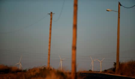 Electric power windmills are seen on the outskirts of Lisbon, Portugal August 2, 2016. Picture taken August 2, 2016. REUTERS/Rafael Marchante