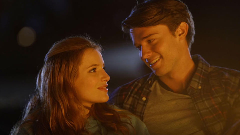 In "Midnight Sun - Alles für dich" verlieben sich Patrick Schwarzenegger und Bella Thorne ineinander. Doch die äußeren Umstände sind alles andere als einfach.