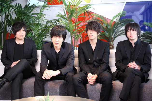 The members of flumpool in press interviews in Tokyo. From left: lead guitarist Kazuki Sakai, lead vocalist and rhythm guitarist Ryuta Yamamura, bassist Genki Amakawa and drummer Seiji Ogura. (Photo courtesy of Amuse Inc.)