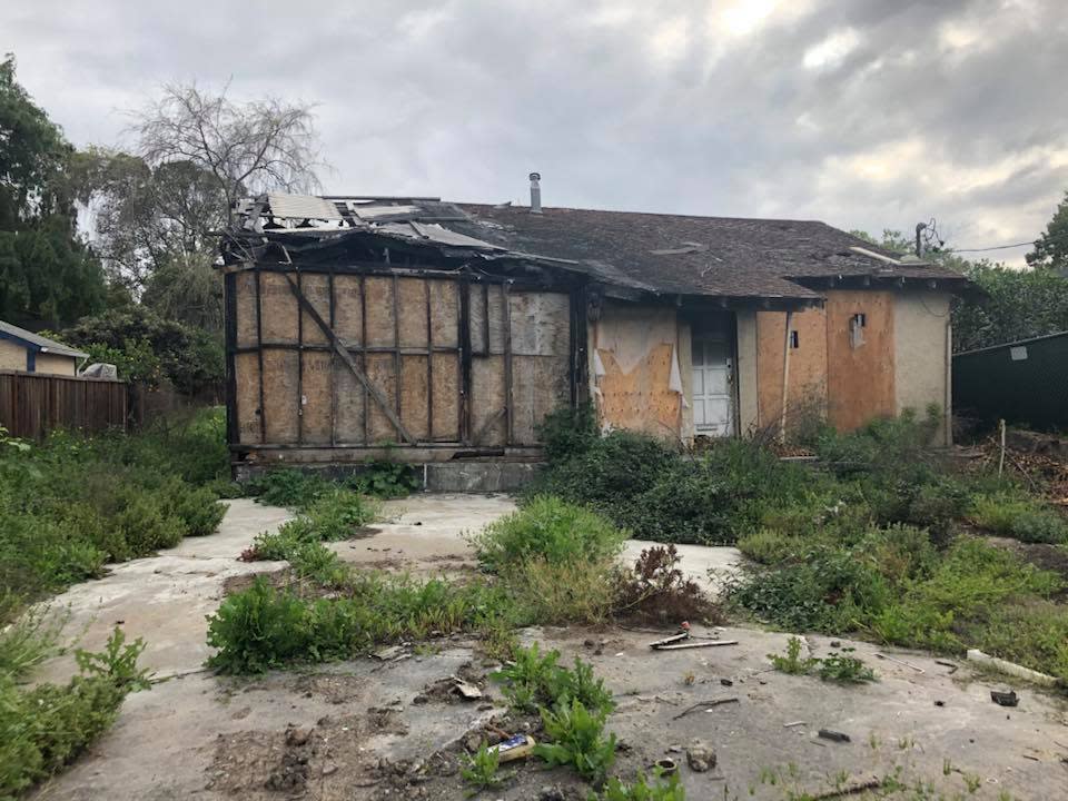 Por esta casa quemada situada en San José, en Silicon Valley, piden 800.000 dólares y la venden como un chollo. (Foto: Facebook Willow Glen Charm / Holly Barr)