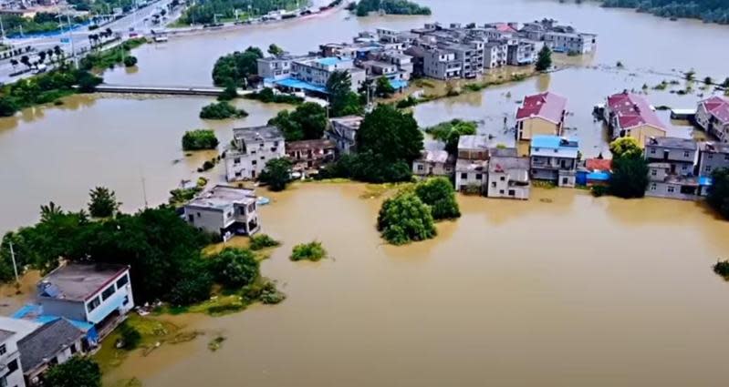 中國近日因進入主汛期，受強降雨影響，許多省分地區都發生嚴重的洪水災害。圖為安徽長江附近村莊。（翻攝自覺遍十方YouTube頻道）