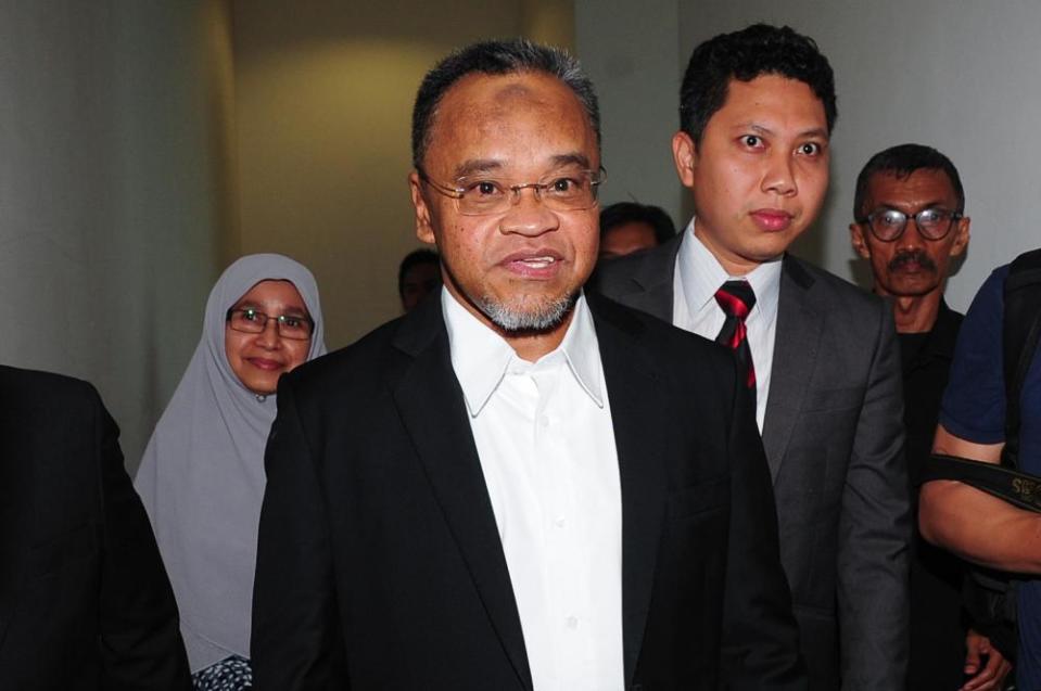 Former PAS deputy president Datuk Nasharudin Mat Isa (centre) arrives at the Sessions Court in Shah Alam October 22, 2019. ― Picture by Yusof Mat Isa