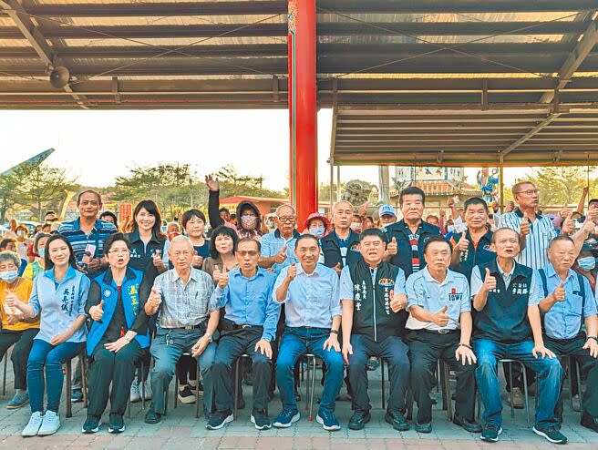 國民黨總統參選人侯友宜（前排中）12日到東石鄉港口宮與鄉親互動，東石鄉長林俊雄（左四）率鄉親們熱情歡呼「凍蒜」。（廖素慧攝）