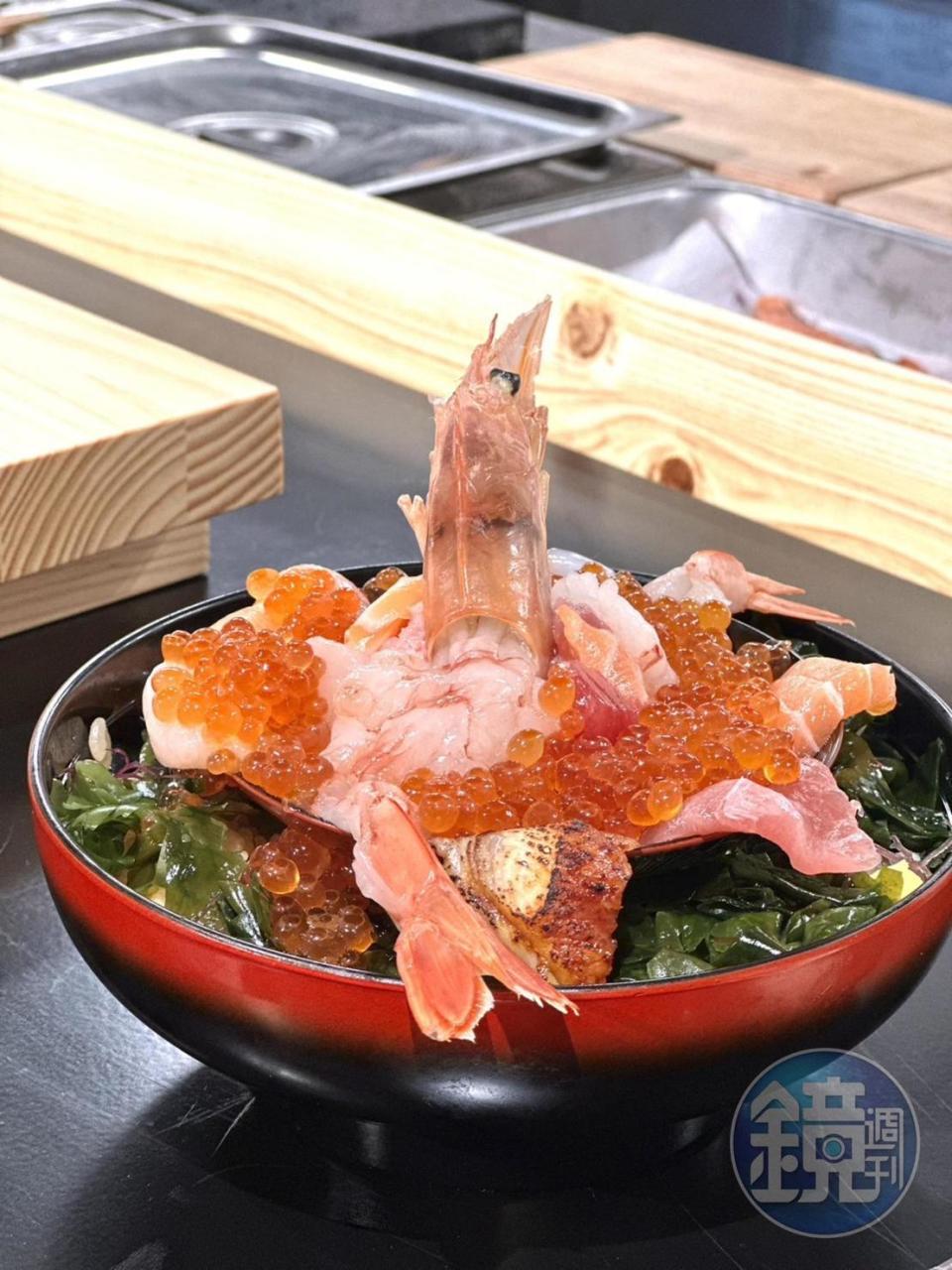 逛賣場也能享受用料豐富又奢華的「豪華海鮮丼」。（600元／貫）
