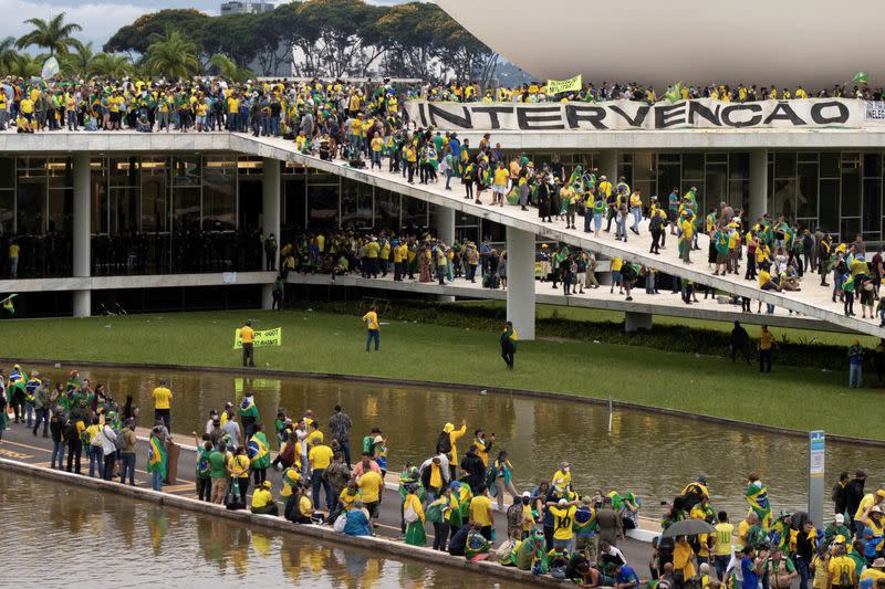 Simpatizantes del expresidente de extrema derecha de Brasil Jair Bolsonaro que cuestionan la elección del presidente izquierdista Luiz Inacio Lula da Silva se reúnen en el Palacio de Planalto después de invadir el edificio, así como el Congreso y el Tribunal Supremo