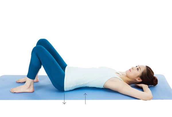 雙臂枕在頭下，臀部緊貼地面，腰部出力輕輕抬起來，維持 6 秒。（圖片提供／采實文化）