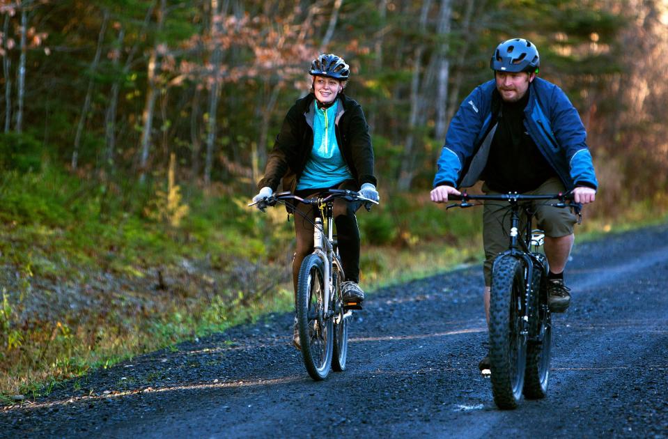 Kaci Hickox (L) and boyfriend Ted Wilbur go for a bike ride in Fort Kent, Maine, Oct. 30, 2014. Hickox, who treated Ebola patients in Sierra Leone but has tested negative for the virus, ventured out of her home Thursday, defying a Maine quarantine order and setting up a legal collision with state authorities. (REUTERS/Ashley L. Conti/Bdn)