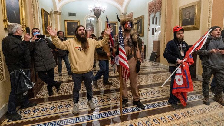 Eindringlinge auf dem Gang vor der Senatskammer. Foto: dpa