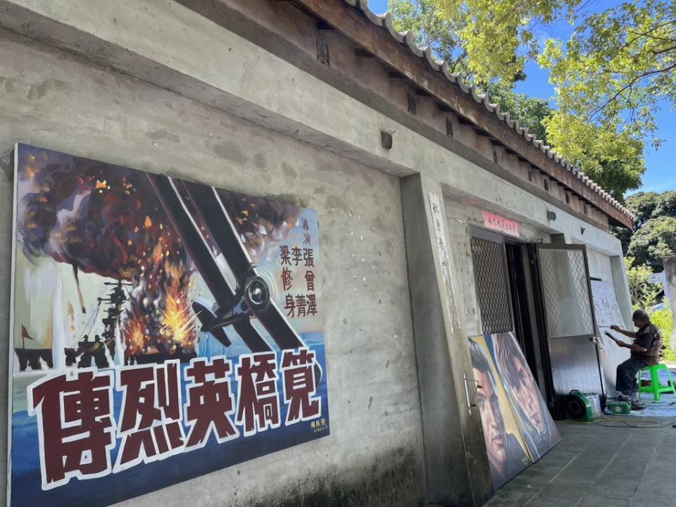 國寶級手繪電影看板顏振發到水交社文化園區，現地繪製〈筧橋英烈傳〉及〈八百壯士〉經典台灣空軍抗戰電影看板，重現空軍眷村記憶。 （記者林雪娟攝）