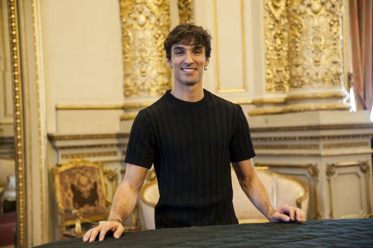 El catalán Martí Fernández Paixà ascendió a bailarín principal en Stuttgart en 2021, la misma temporada en la que debutó como Onegin. Sobre la transformación de su personaje, señala un desafío: "Tienes poco tiempo para mostrar al público el cambio de un acto a otro; en cada entrada, tienes que enseñar una etapa diferente de la vida. No es que te ponen un maquillaje que te hace más viejo y ya está. Hay que sentirlo"