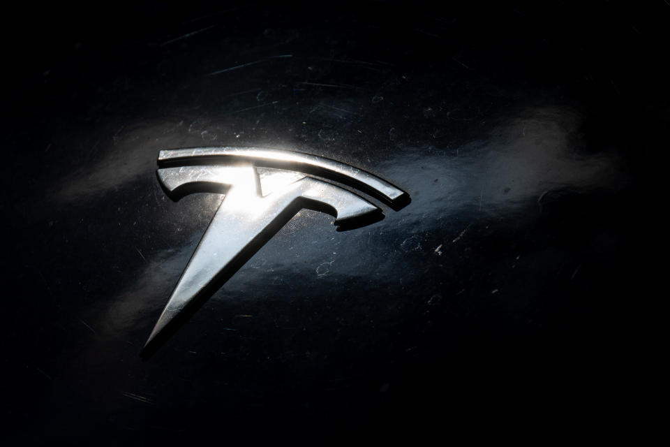 Logotipo de Tesla en un coche. Foto de Sebastian Gollnow/Picture Alliance vía Getty Images