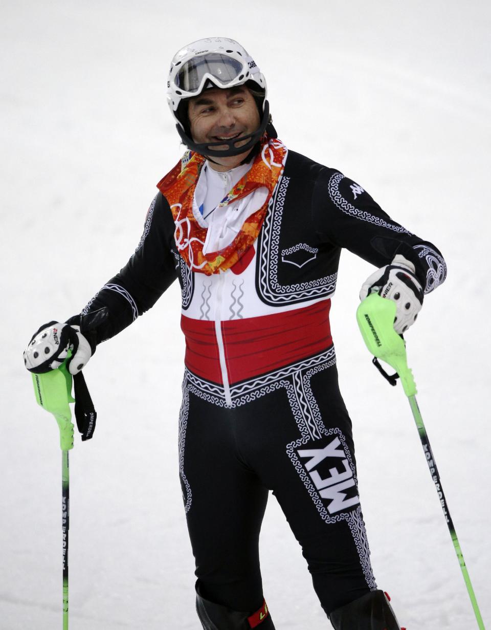 El mexicano Hubertus von Hohenlohe sonríe tras caerse en el slalom de los Juegos Olímpicos de Invierno el sábado, 22 de febrero de 2014, en Sochi, Rusia. (AP Photo/Christophe Ena)