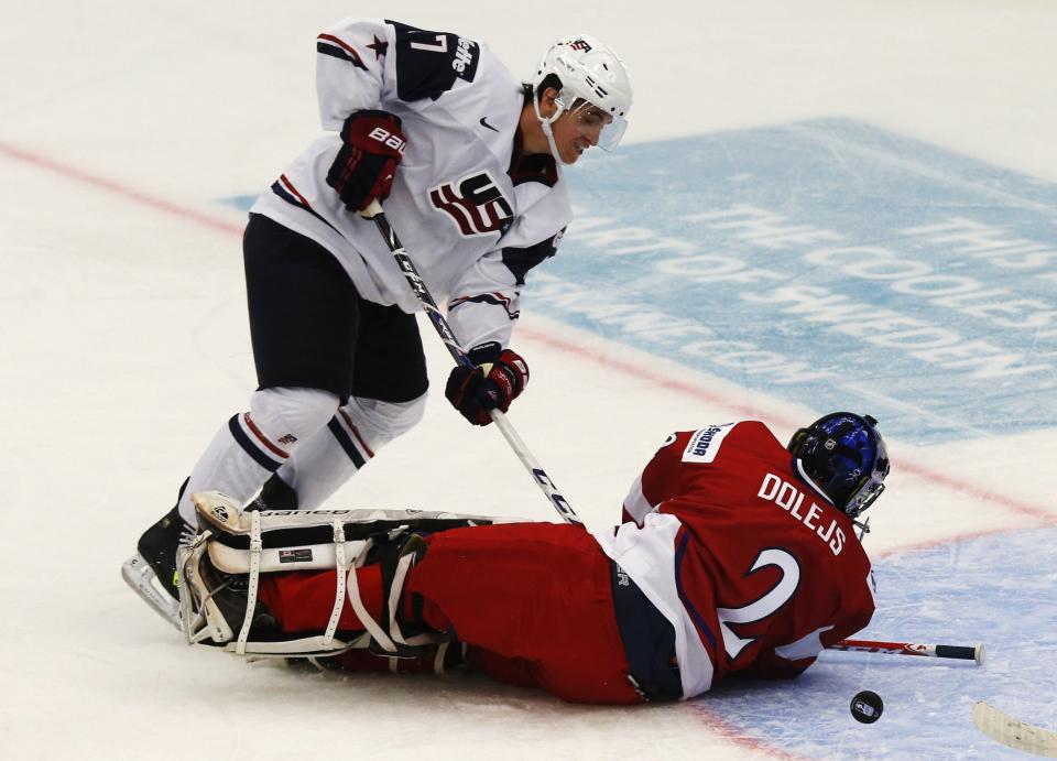 Czech Republic's goalie Daniel Dolejs makes a save against Nicolas Kerdiles (L) of the U.S. during the third period of their IIHF World Junior Championship ice hockey game in Malmo, Sweden, December 26, 2013. REUTERS/Alexander Demianchuk (SWEDEN - Tags: SPORT ICE HOCKEY)