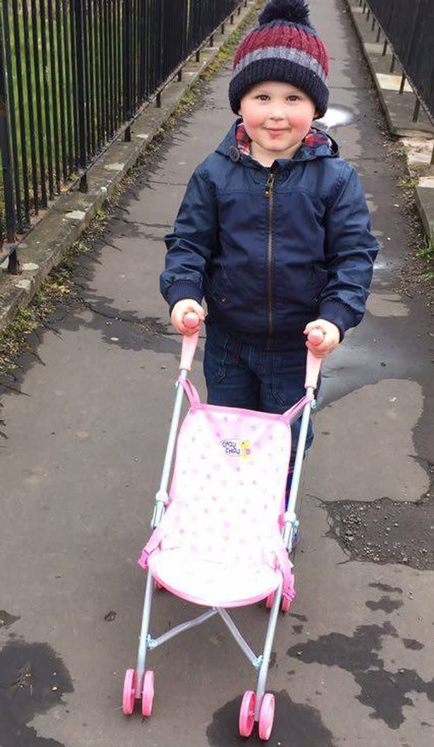 Harry jugaba feliz con su carrito rosa cuando un comprador que estaba en la tienda le dijo: “Oh, tu no quiere eso, eso es sólo para niñas, no es para chicos. Es muy rosa y femenino, tu tienes que comprar coches o dinosaurios”.