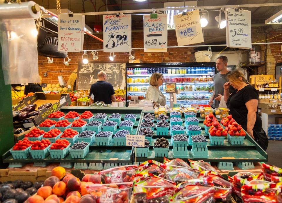 Customers shop for groceries at a market in Toronto, Canada, on July 16, 2024. Canada's Consumer Price Index CPI rose 2.7 percent on a year-over-year basis in June, down from a 2.9 percent gain in May, Statistics Canada said Tuesday. (Photo by Zou Zheng/Xinhua via Getty Images)