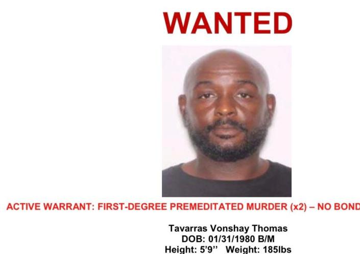 Tavarras Vonshay Thomas es buscado por asesinato premeditado en primer grado en relación con la muerte a tiros de Cieric Parker, de 24 años, y Dominique Bullard, de 18, el 22 de junio.