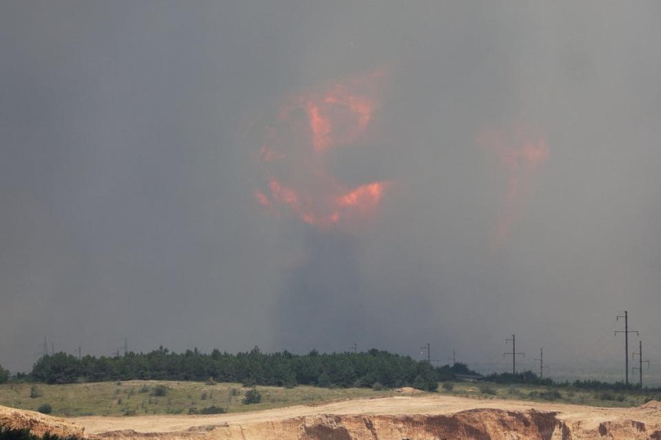 El humo y las llamas surgen de una explosión durante un incendio en un campo de entrenamiento militar en el distrito de Kirovske, Crimea, el miércoles (REUTERS)