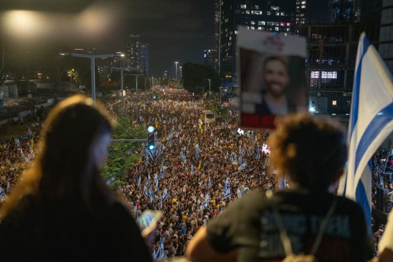 Family, friends and supporters of Israeli hostages taken by Hamas in Gaza take part in a protest outside the Kyria military headquarters in Tel Aviv. Ilia Yefimovich/dpa