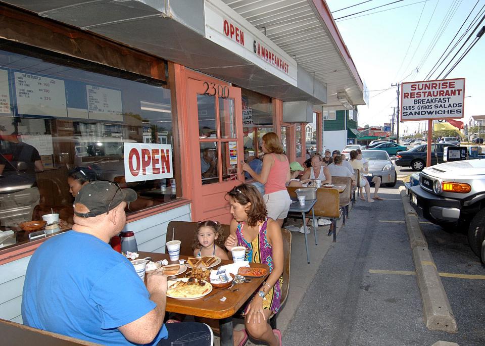 Customers enjoy the outside patio at the Sunrise Restaurant in Dewey Beach
on Sunday, Aug. 6, 2006.