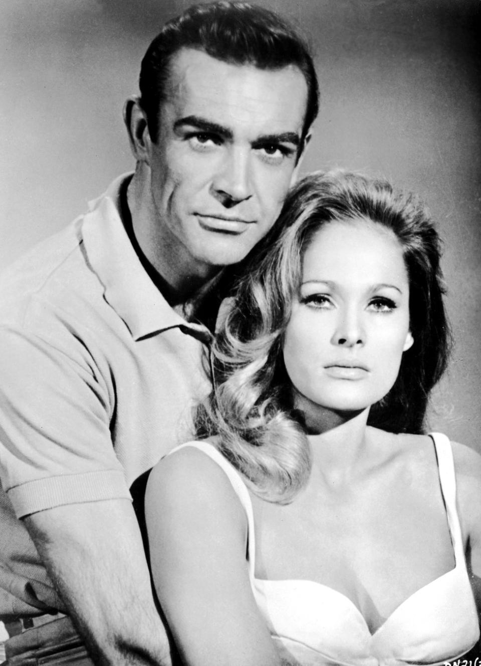 Connery junto a Ursula Andress en el film "Dr. No" de 1962.