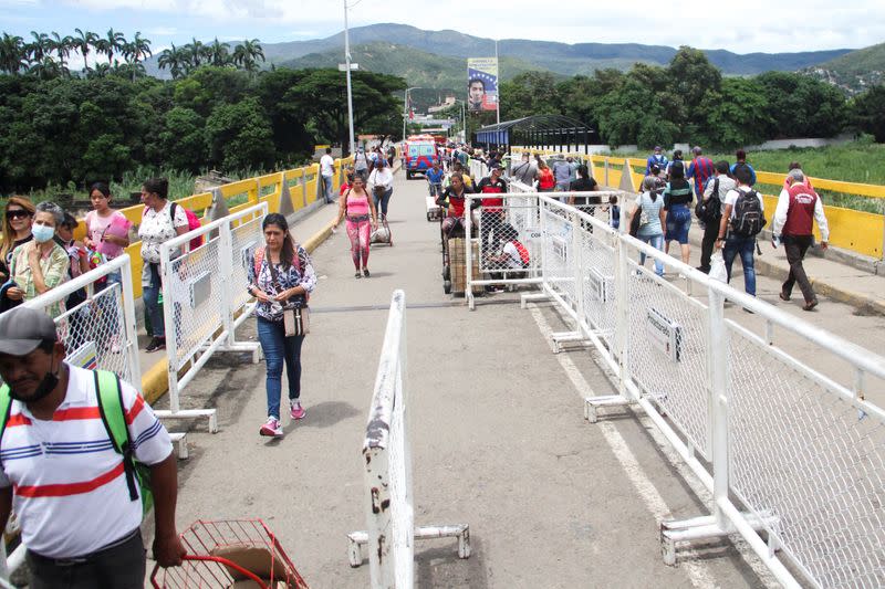 FOTO DE ARCHIVO: Personas cruzan el puente internacional Simón Bolívar en la frontera entre Colombia y Venezuela. Imagen tomada desde Villa del Rosario, Colombia