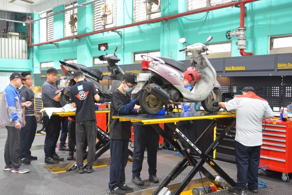 南港高工汽車科舉辦「社區燃油機車免費保養健檢」活動