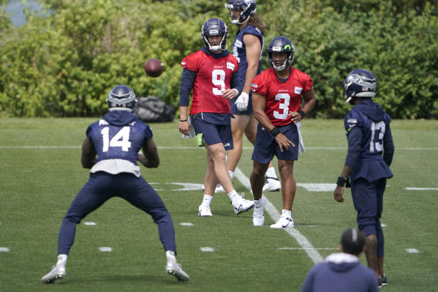 Team USA  NFL's DK Metcalf Tackles 100-Meter Challenge At Golden