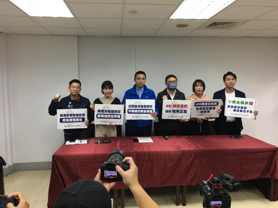 新北市議會國民黨團開記者會，左起黃心華、戴湘儀、陳偉杰、廖先翔、江怡臻、呂家愷。   圖：新北市議會國民黨團辦公室提供