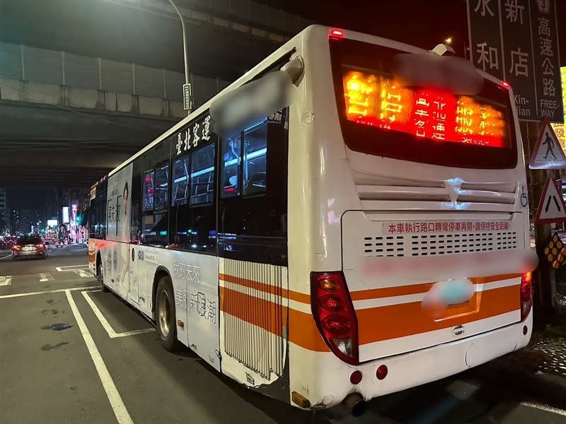 與小客車碰撞的公車。翻攝畫面