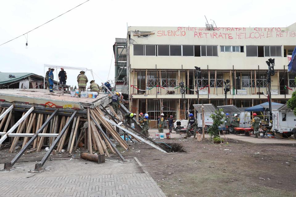 <p>CIUDAD DE MEXICO, Earthquake/Terremoto-CDMX.- Aspectos de las labores de rescate y búsqueda de sobrevivientes que tuvieron lugar este 23 de septiembre de 2017, en el edificio colapsado del Colegio Enrique Rébsamen, ubicado en la calle Rancho Tamboreo y Calzada de las Brujas, en Coapa, al Sur de la Ciudad de México. Foto: Agencia EL UNIVERSAL/Ariel Ojeda/AFBV </p>