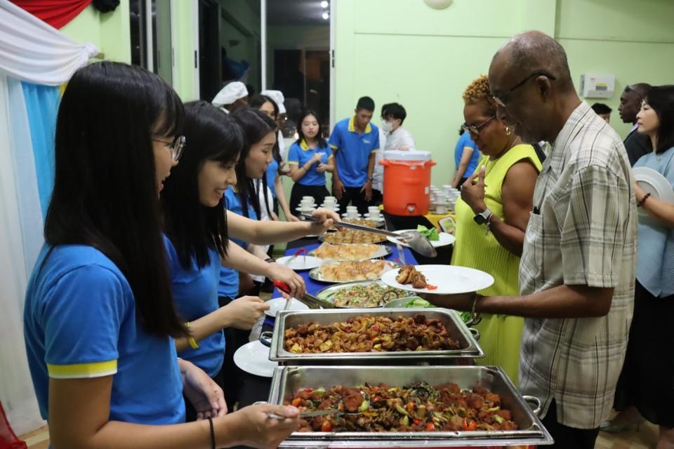 青年大使於「台露創意料理品嚐會」協助露國眾議長法蘭西斯（右一）取用菜餚。（外交部提供）