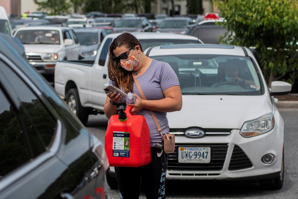 Elizabeth Dragomir had to stand in a line of vehicles waiting for gas at Costco after a cyberattack crippled the biggest fuel pipeline in the country, run by Colonial Pipeline. Dragomir's car ran out of gas in the parking lot, in Norfolk, Virginia, U.S., May 11, 2021.  REUTERS/Jay Paul